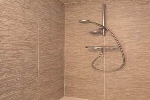 Douche, sĂšche-cheveux, serviettes fournies