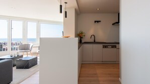 Un apartamento moderno con cocina, comedor y vistas a la ciudad.