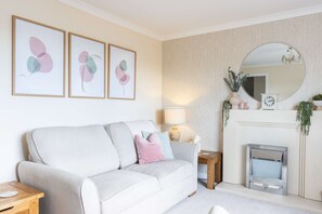 Fernseher, Kamin, Bücher