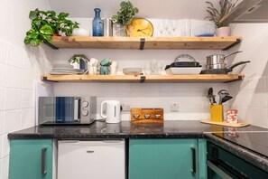 Kjøleskap, mikrobølgeovn, ovn og kokeplater