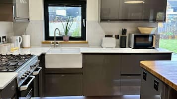 Coffee/tea maker, fridge, microwave, oven