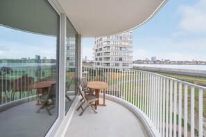 Outdoor dining - Stylish apartment with terrace in Bredene (Bredene)