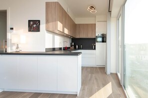Kühlschrank, Mikrowelle, Herdplatte, Geschirrspüler
