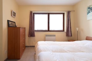 2 bedrooms, iron/ironing board, free WiFi
