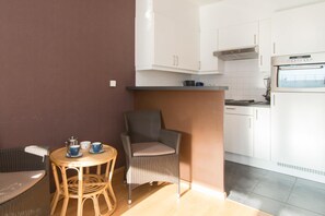 Fridge, microwave, stovetop, coffee/tea maker - Apartment in Belgium near the Coast (OOSTENDE)