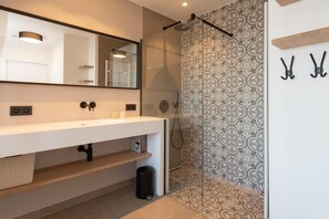 Shower, hair dryer - Apartment in Ostend near Marina & Park (OSTEND)