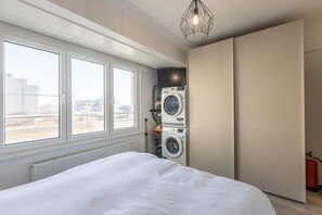 2 bedrooms, iron/ironing board, WiFi