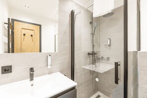 Shower, hair dryer - Exclusive suite in the ski area (Saalbach)