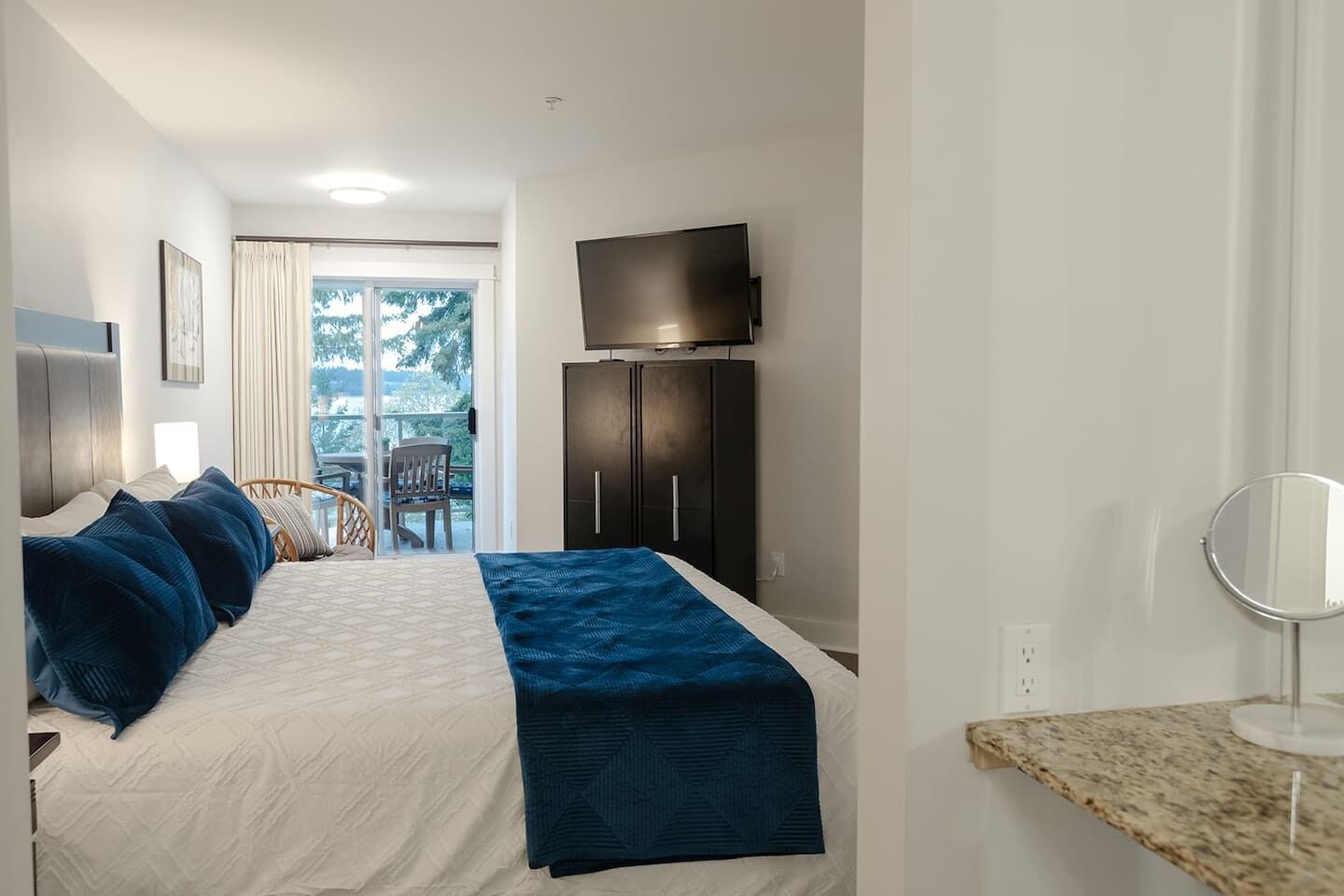 Desk, iron/ironing board, WiFi, bed sheets