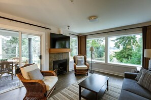 Una televisión, una chimenea, una mesa de tenis de mesa