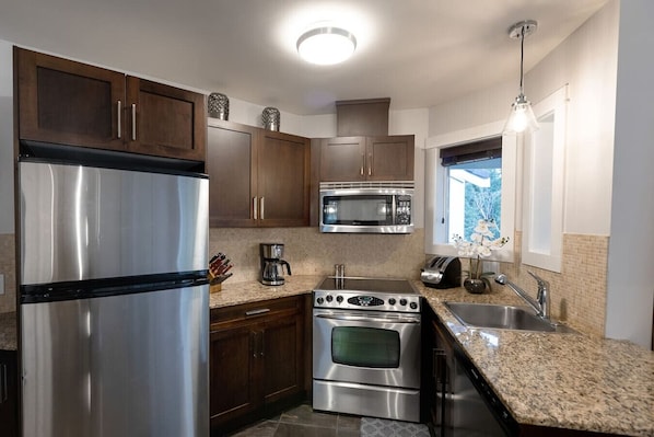 冷蔵庫、電子レンジ、オーブン、コンロ