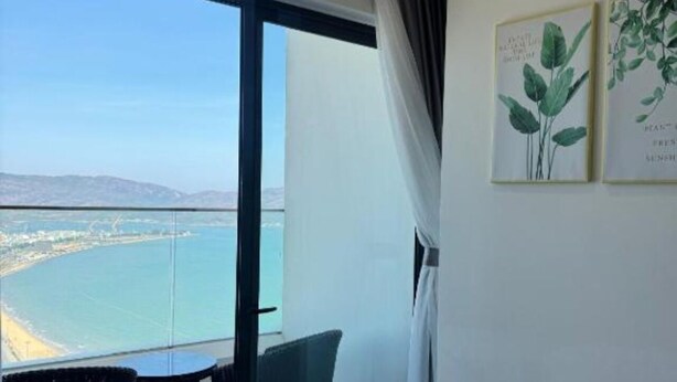 Ein Balkon mit Blick auf das Meer und die Stadt.