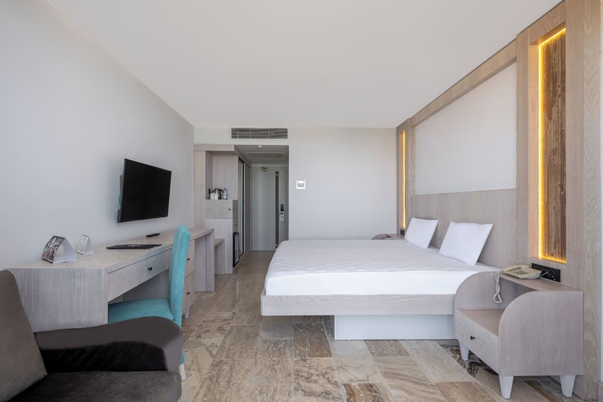Premium bedding, free minibar, individually decorated, laptop workspace