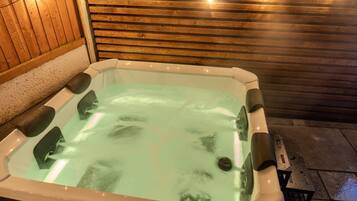 Tina de hidromasaje al aire libre