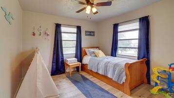 4 bedrooms, iron/ironing board, WiFi, bed sheets