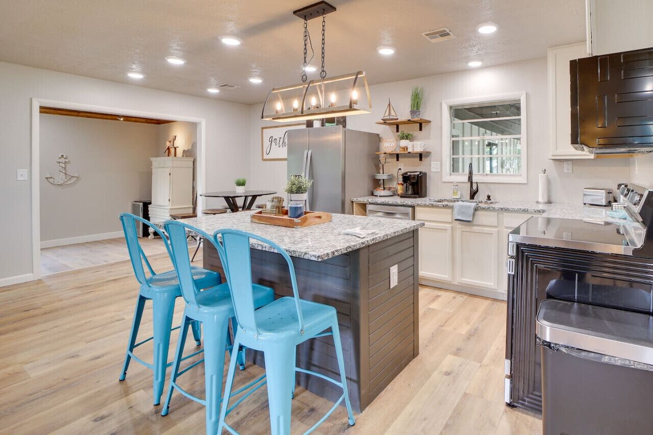 Kjøleskap, mikrobølgeovn, ovn og kokeplater