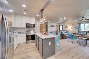 Refrigerador, microondas, horno, placa de cocina