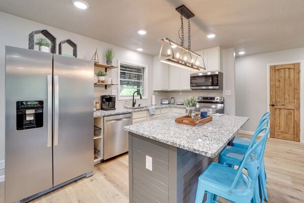 Frigorífico, microondas, horno y placa de cocina