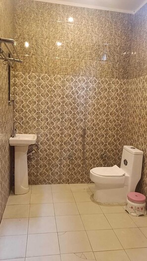 ฝักบัว, สบู่, กระดาษชำระ