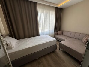 Desk, laptop workspace, soundproofing, free WiFi - Parla Park Hotel (Konya)