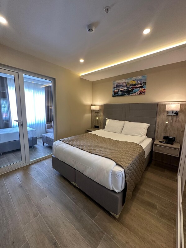 Escritorio, espacio para trabajar con laptop y wifi gratis