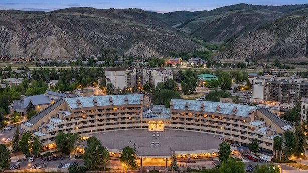 Un grand hôtel doté d’une cour intérieure et entouré d’un paysage montagneux.