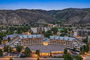 A large hotel with a central courtyard, surrounded by mountainous terrain. - Newly Remodeled Ski in/Ski Out Condo @ The Seasons (Avon)