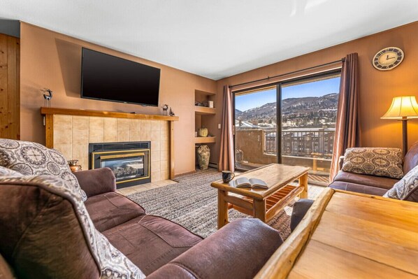 تلفزيون ذكي، مدفأة، مكتب