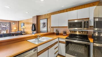 Een koelkast, een microgolfoven, een oven, een kookplaat