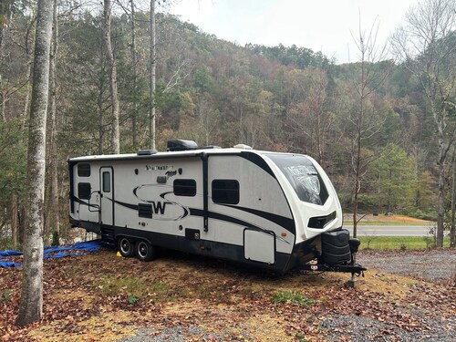 Cozy Smoky Mtn RV with WiFi and Heat/AC near Cades Cove