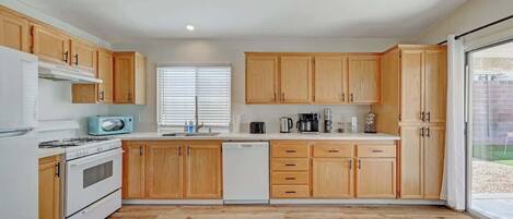 Microondas, horno, parrilla de estufa y lavavajillas