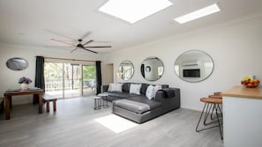 TV - Stay 3 nights, pay 2 this Winter* (PEARL BEACH)