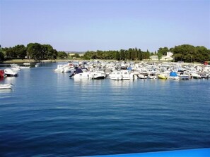 Marina - Bright studio apartment with pool view (Valbandon)