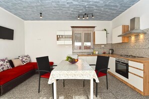 Fridge, oven, stovetop, coffee/tea maker - Bright studio apartment with pool view (Valbandon)