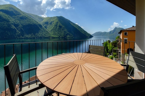 Elegant Lake View Apartment (UNIQUE GANDRIA ATTIC)