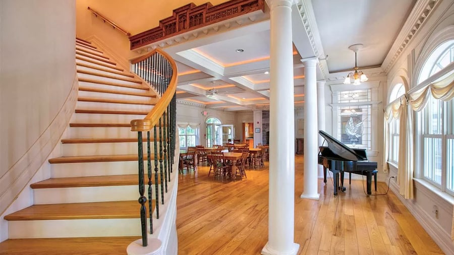 Mansion w 10 Bedrooms Pool and Theater