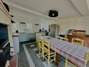 Kylskåp, mikrovågsugn, ugn och spishäll
