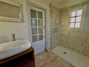 Shower, towels - La Pommeraie, house with very large garden (Tracy-sur-Mer)
