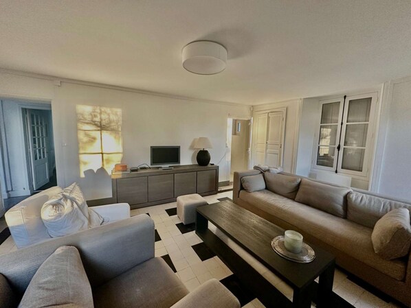 TV - La Pommeraie, house with very large garden (Tracy-sur-Mer)