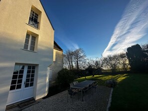 Outdoor dining - La Pommeraie, house with very large garden (Tracy-sur-Mer)