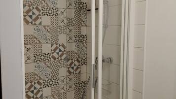 Een haardroger, handdoeken, zeep, toiletpapier