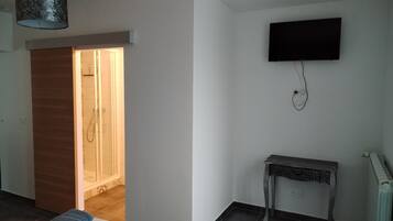 1 slaapkamer, een strijkplank/strijkijzer, wifi, beddengoed