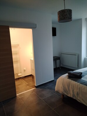 1 bedroom, iron/ironing board, WiFi, bed sheets - ART on the ground floor and terrace  (Beautheil-Saints)