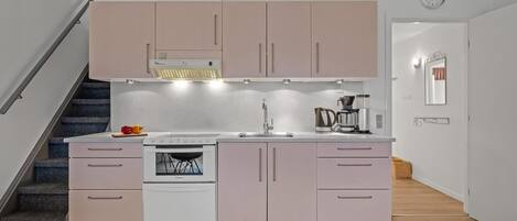 Fridge, microwave, dishwasher, cookware/dishes/utensils