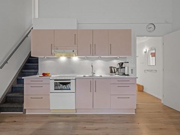 Fridge, microwave, dishwasher, cookware/dishes/utensils