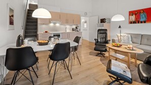Eine moderne Wohnung mit Essbereich, Küche und Wohnbereich.