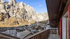 A balcony with a view of traditional buildings and a mountain backdrop. - Beautiful central apartment in Leukerbad (Leukerbad)