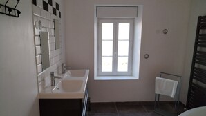 A bathroom with two sinks, a window, a towel rack, and a shower area. - L' ART Appart from 2 to 4 pers, 7 min from coulommiers, 25 min from Disneyland Paris (Beautheil-Saints)