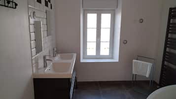 Hårføner, håndklær, såpe og toalettpapir