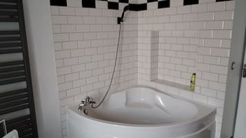 Secador de cabelo, toalhas de banho, sabonete, papel higiênico